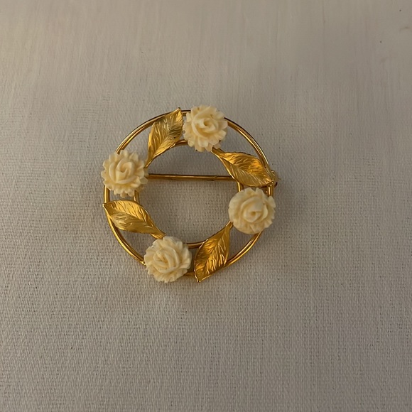 Estate jewelry gold brooch - Picture 2 of 8